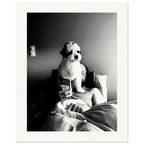 Svart-hvitt kunstfotografi av en hund som sitter foran en person i en seng og blokkerer utsynet til en mobiltelefon. Motivet utforsker kontrasten mellom nærvær og skjermtid gjennom lys, skygge og hverdagslige øyeblikk.