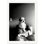 Svart-hvitt kunstfotografi av en hund som sitter foran en person i en seng og blokkerer utsynet til en mobiltelefon. Motivet utforsker kontrasten mellom nærvær og skjermtid gjennom lys, skygge og hverdagslige øyeblikk.