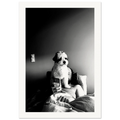 Svart-hvitt kunstfotografi av en hund som sitter foran en person i en seng og blokkerer utsynet til en mobiltelefon. Motivet utforsker kontrasten mellom nærvær og skjermtid gjennom lys, skygge og hverdagslige øyeblikk.
