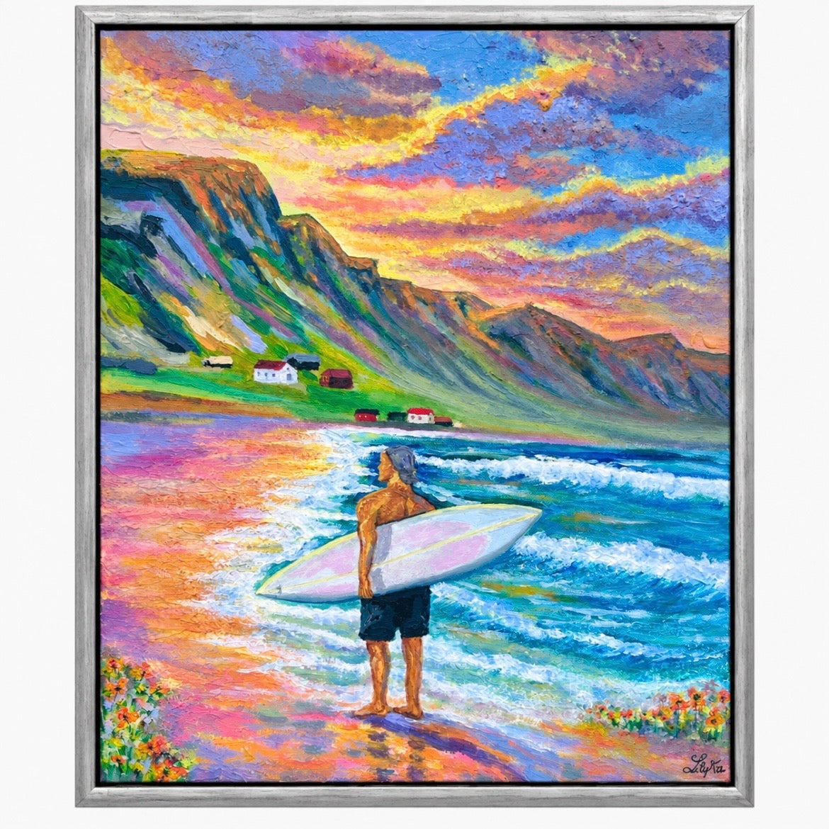 Surfaren, originalt akrylmaleri på lerret med sølvfarget sveveramme. En surfer står ved havet foran bølger og et fargerikt kystlandskap i solnedgang.